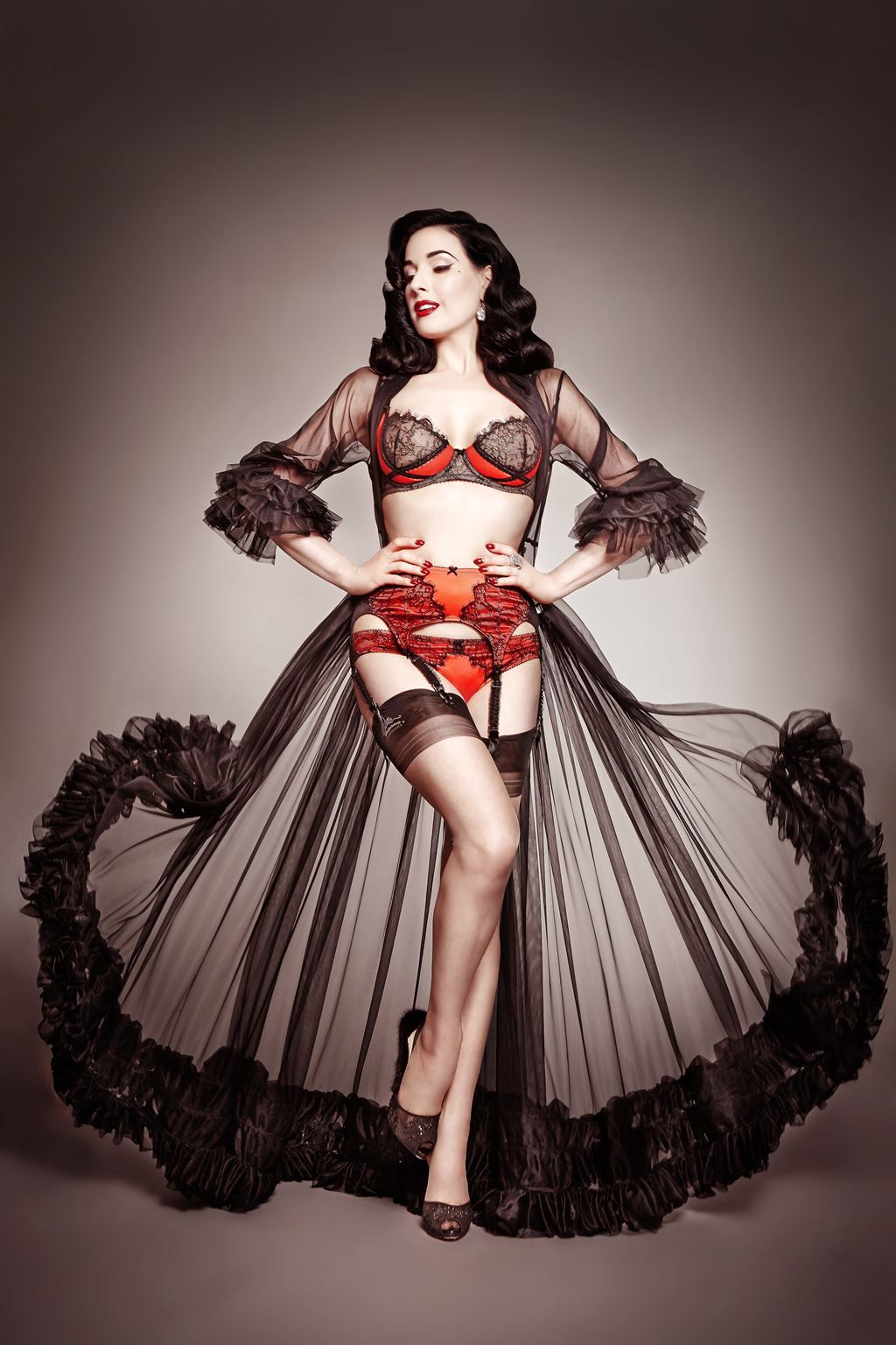 Dita Von Teese Grew Up Fascinated By The Golden Age Of Cinema Pin Up Imagery And Vintage